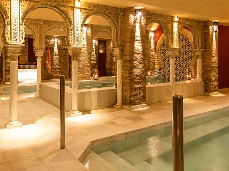 Arcs, colonnes et bassins chauds du Hammam Palacio Nazarí à Grenade