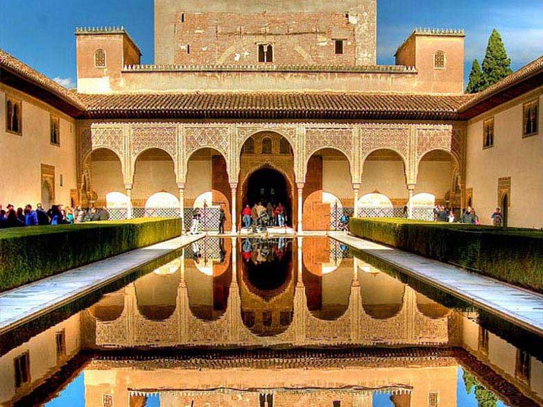 La cour des Myrtes se reflétant dans son bassin, palais de Comares