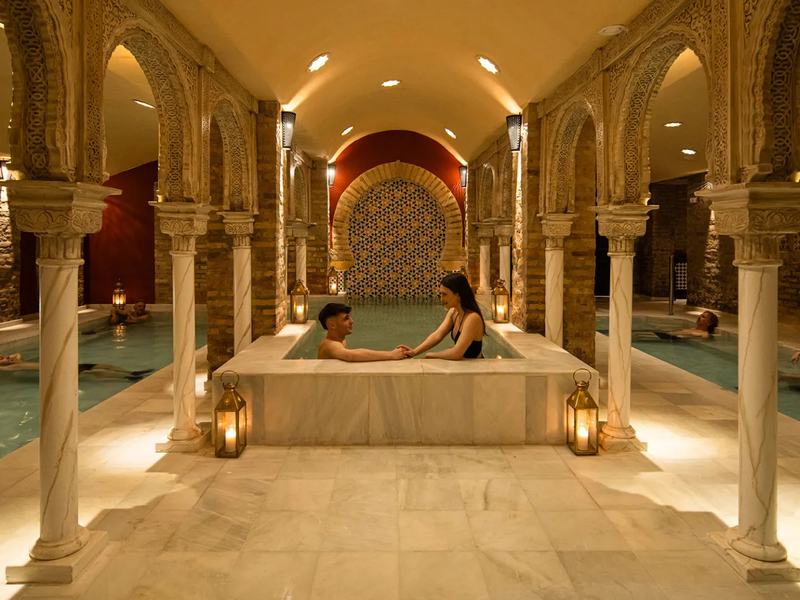 Salle aux colonnes et bassin du Hammam Palacio Nazarí à Grenade