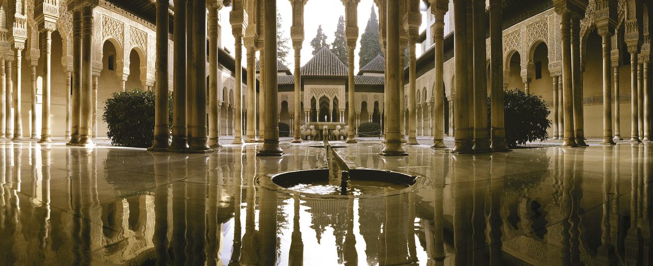 La cour des Lions se reflétant dans l'eau, palais nasrides de l'Alhambra
