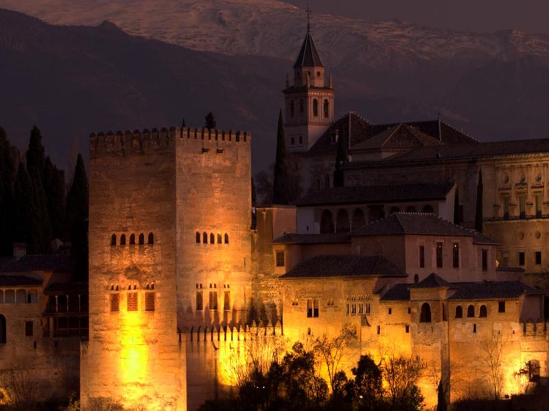 L'Alhambra illuminée la nuit